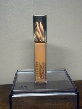 Estée Lauder 
Double Wear Stay-in-Place 24-Hour Longwear Concealer 5N